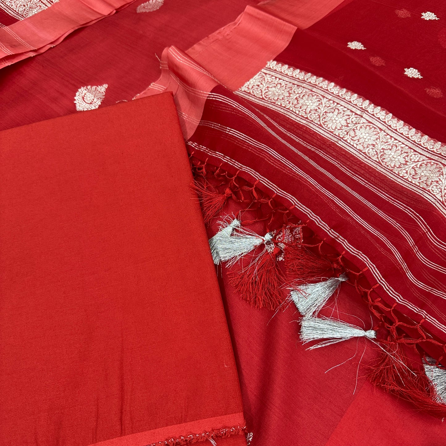 Pure handloom kadwa 3 Red suit set satain border