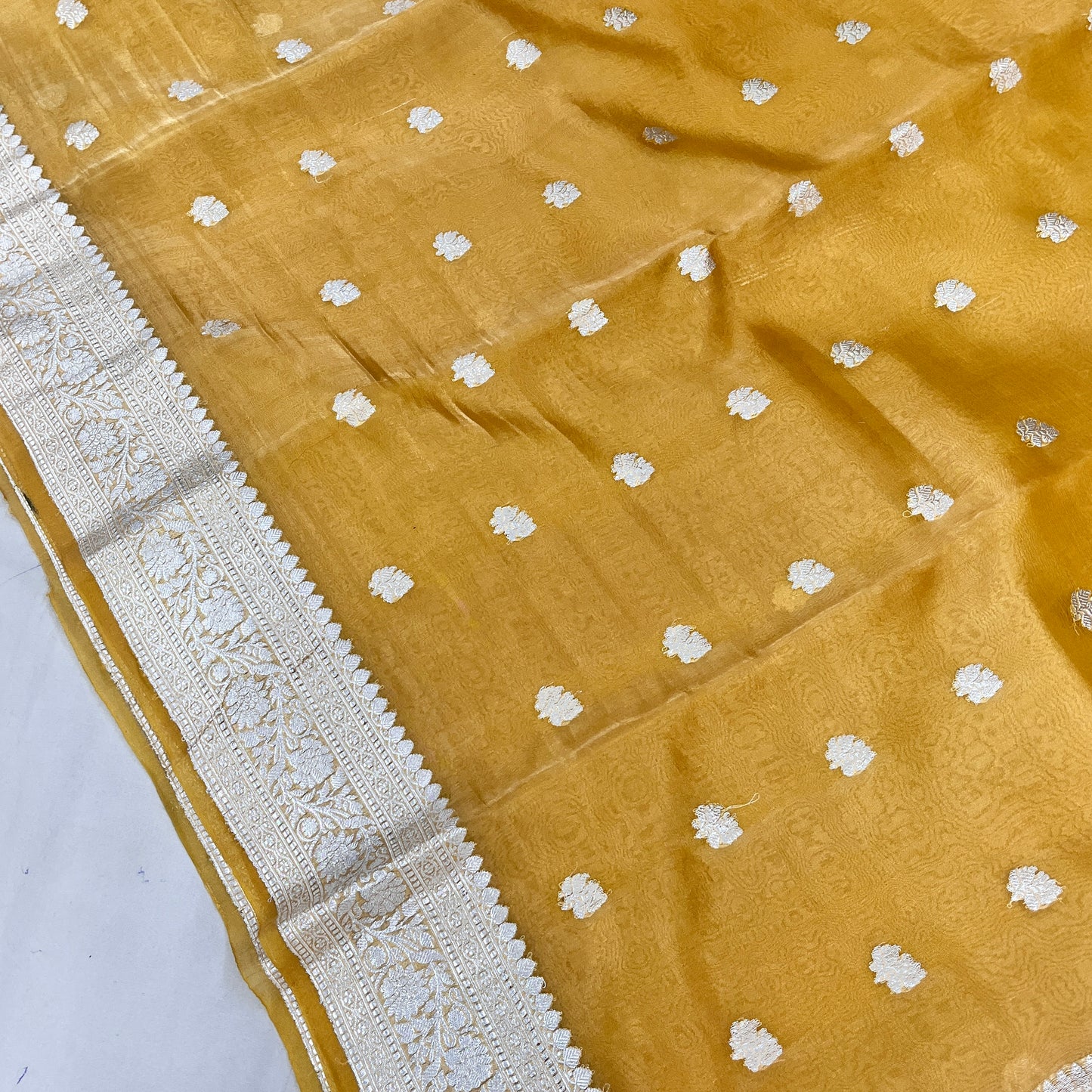 Pure Tissue handloom kadwa border booti saree silver zari