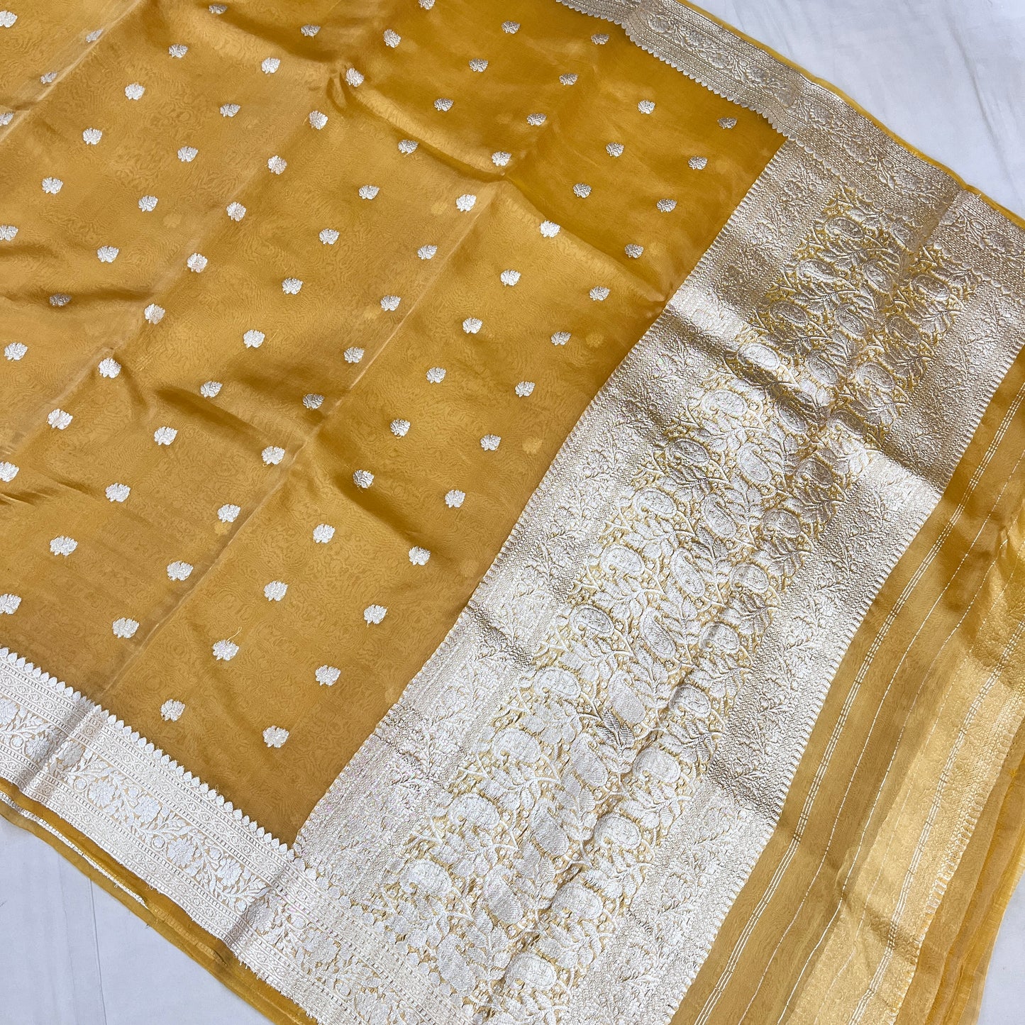 Pure Tissue handloom kadwa border booti saree silver zari