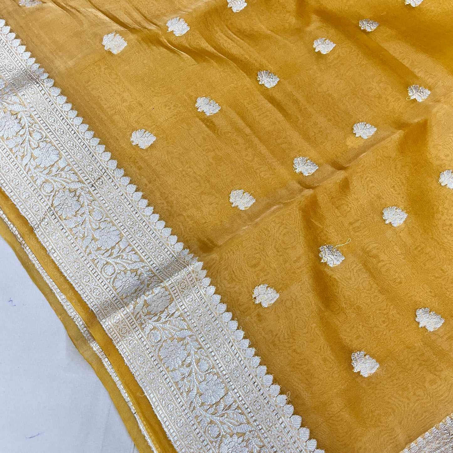 Pure Tissue handloom kadwa border booti saree silver zari